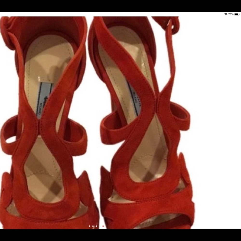 Prada - Picture 3 of 5